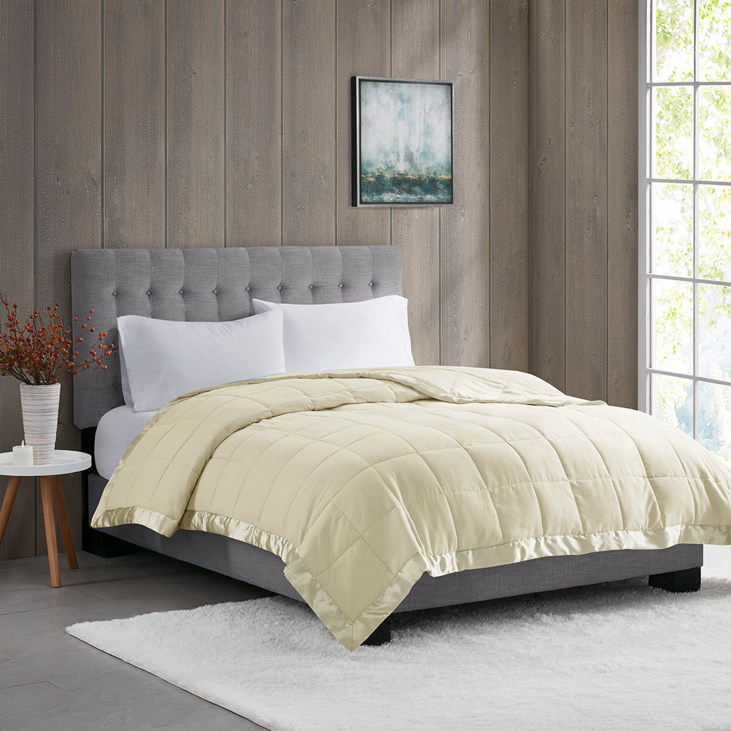 Lightweight-Down-Alternative-Blanket-with-Satin-Trim-Bedding