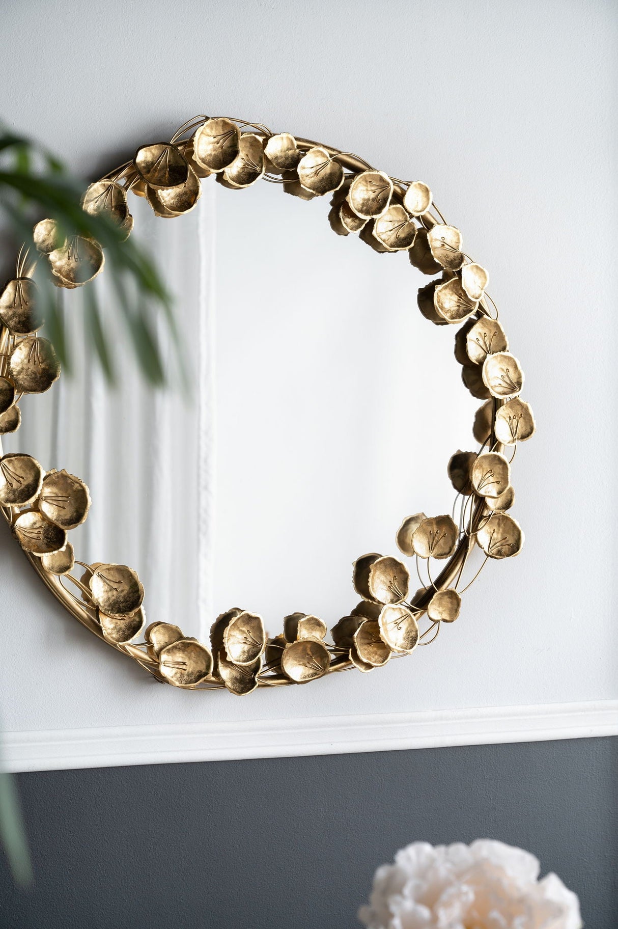 Round Metal Wall Mirror With en Leaf Accents, Modern Decor Mirror For Living Room Entryway Hallway - Gold
