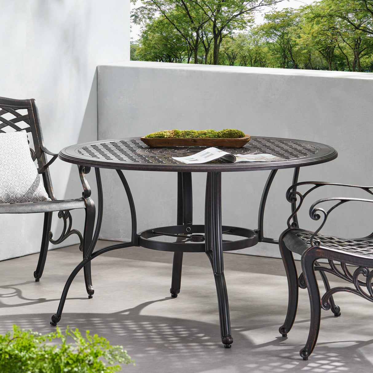 Outdoor-cast-aluminum-circular-dining-table,-bronze-Outdoor-Tables