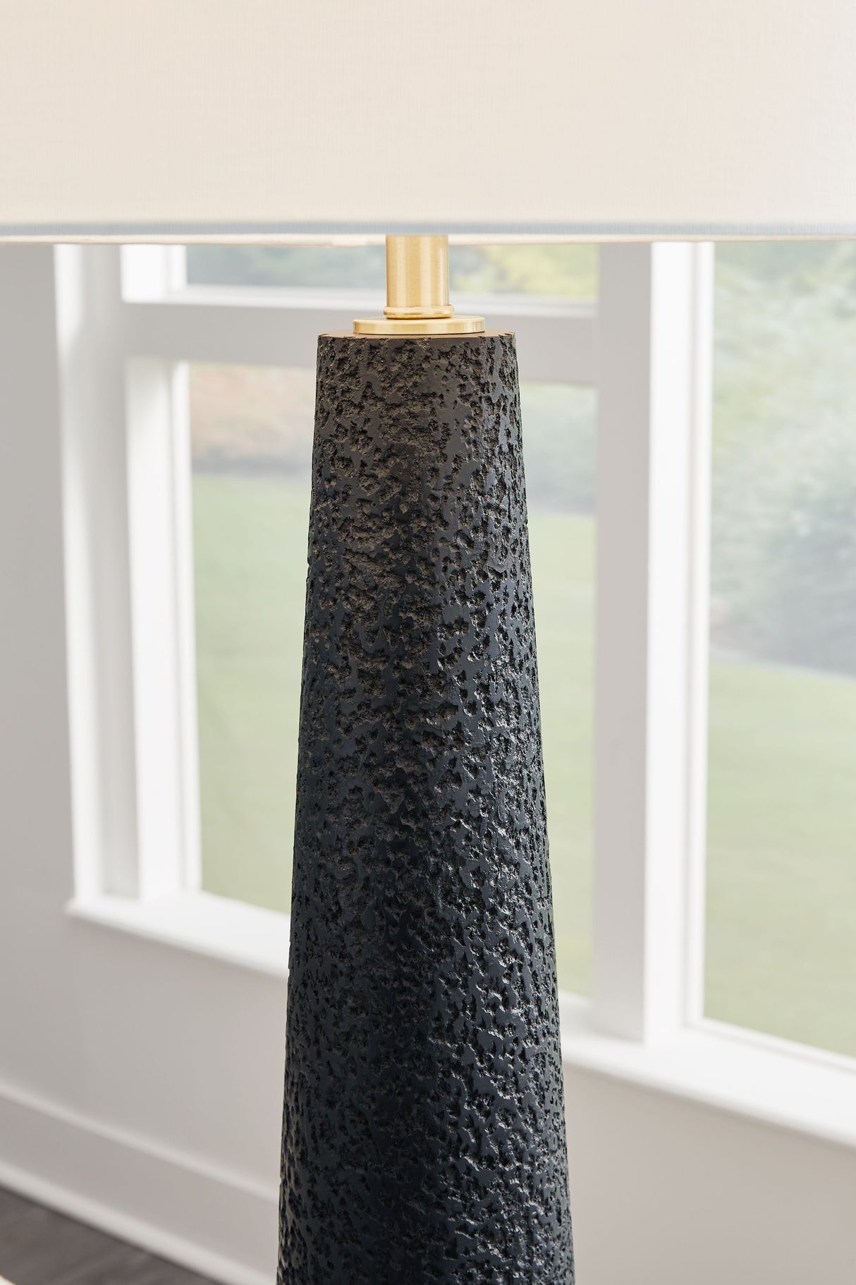 Hallburg - Poly Floor Lamp - Black