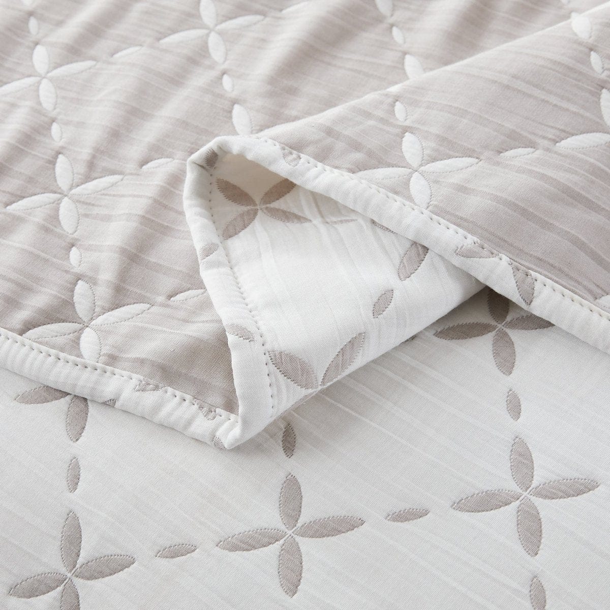 Diamond Leaf Jacquard Reversible Matelasse Coverlet Set