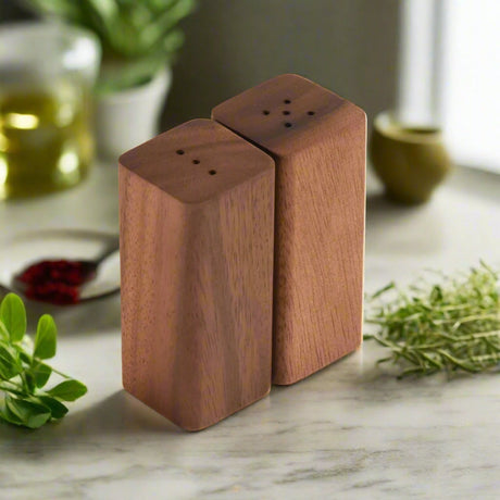 Salt-&-Pepper-Shakers-salt-&-pepper