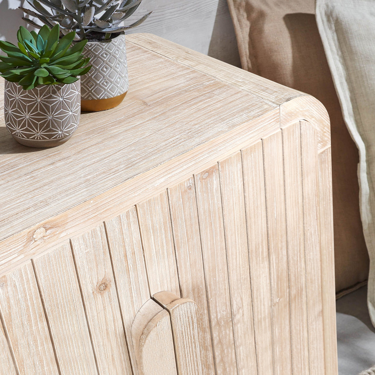 Amulette 4-Door Sideboard with Curved Edge and Adjustable Shelves