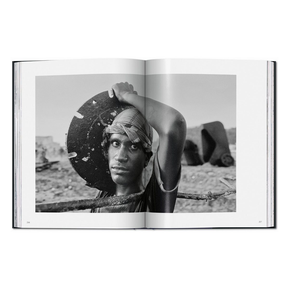 Sebastião Salgado. Workers. An Archaeology of the Industrial Age (English)