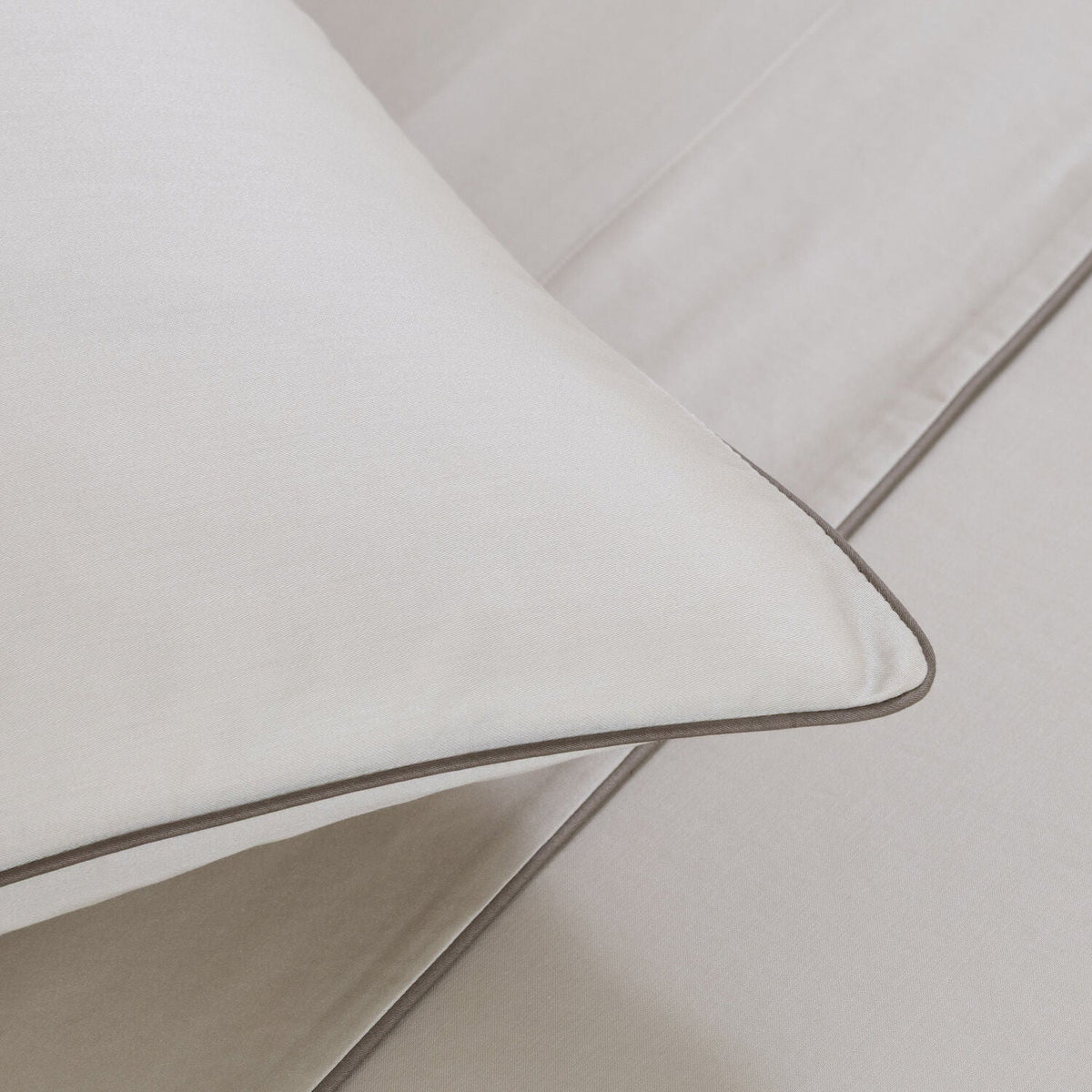 Frette Greenwich Luxury Cotton Sateen Sheet Set (Dune-Taupe)