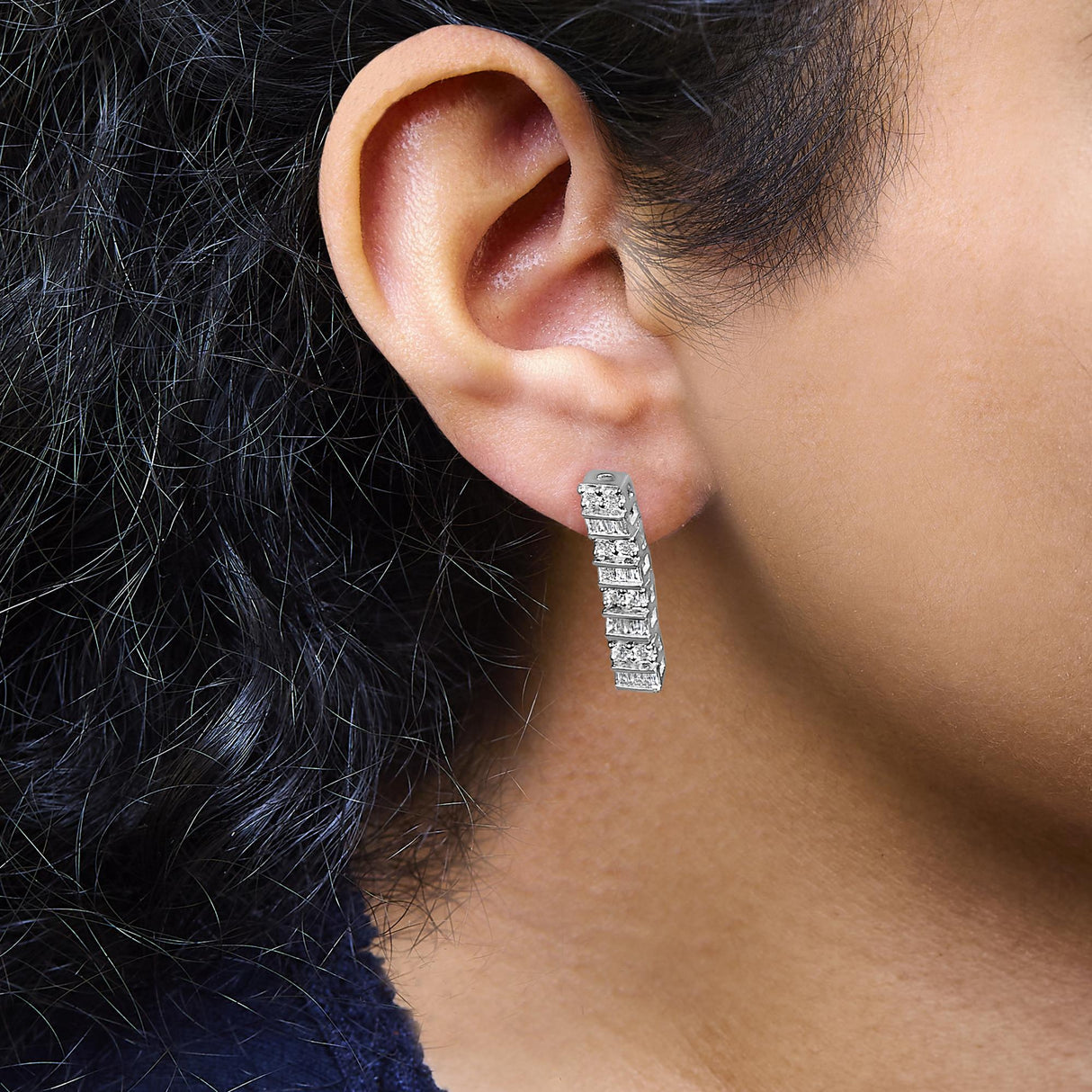 14K White Gold 1 1/3 cttw Round And Baguette Cut Diamond Earrings (H-I, SI2-I1)