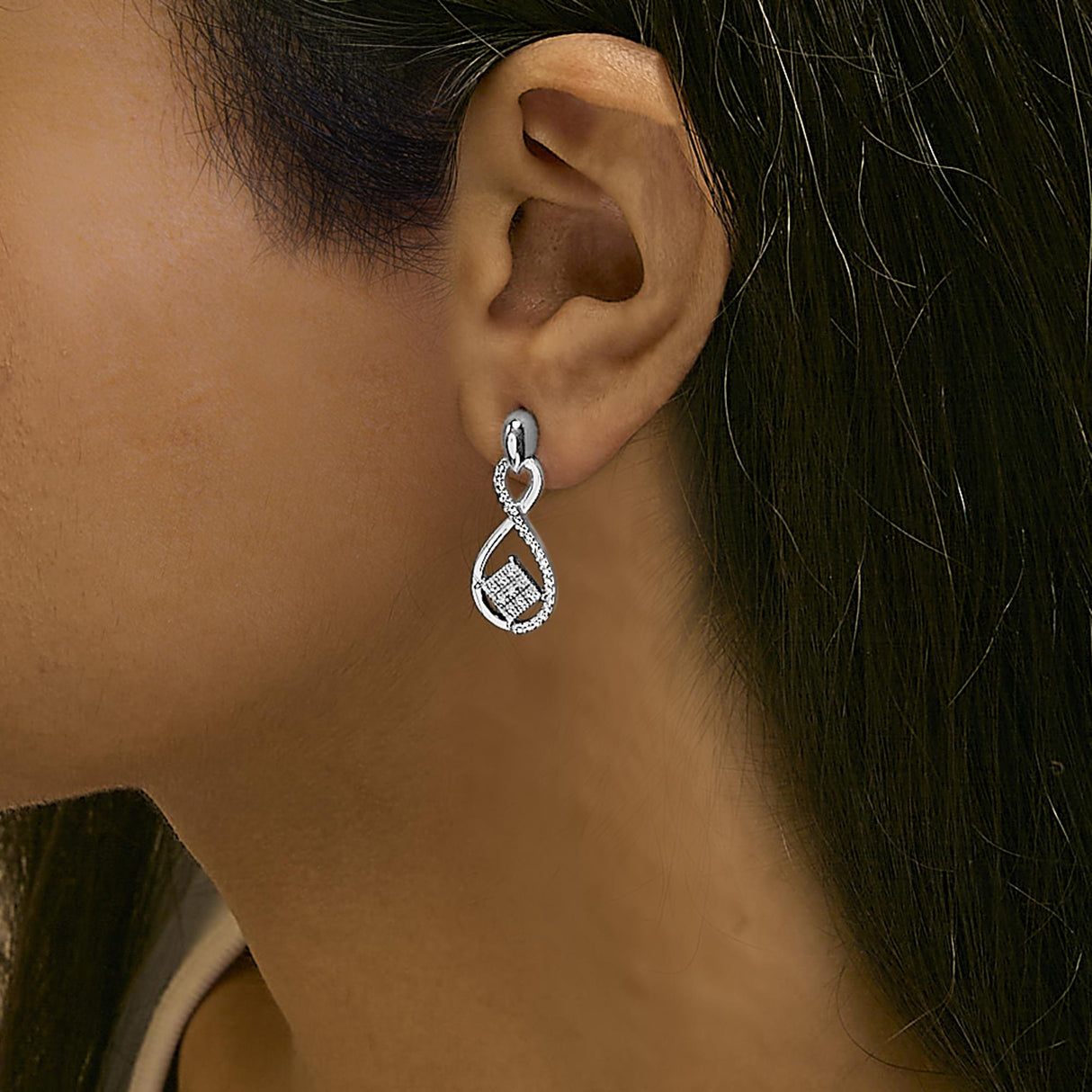 Sterling Silver Round Cut Diamond Infinity Earrings (0.04 cttw, H-I Color, I2-I3 Clarity)