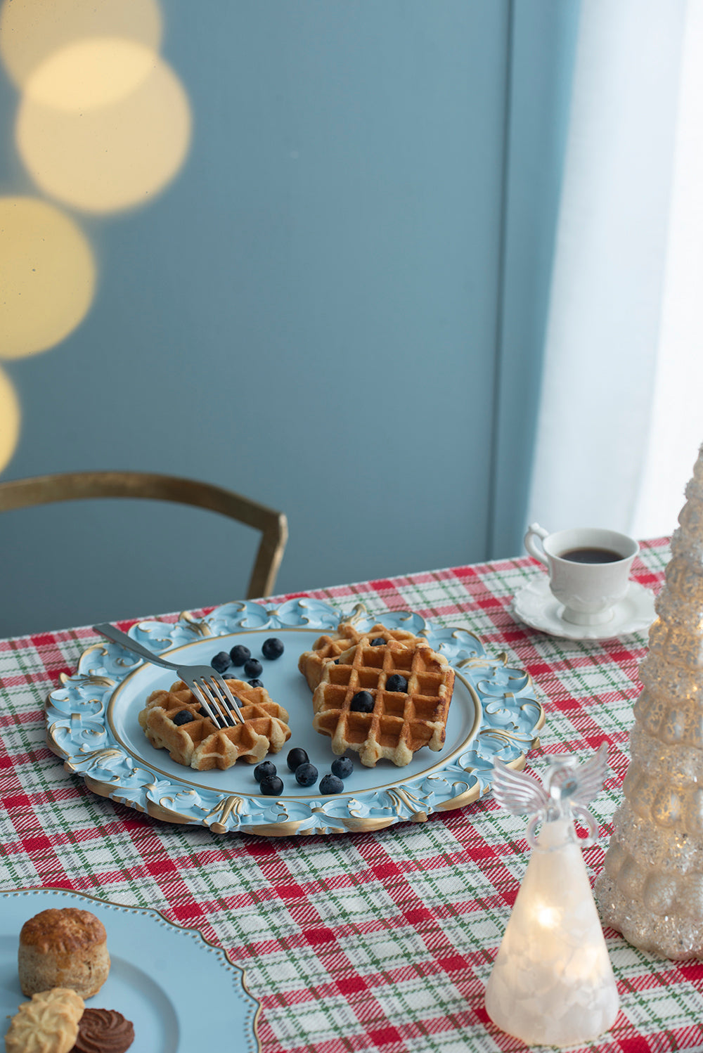 6 pack plastic charger plate, d14" white with gold