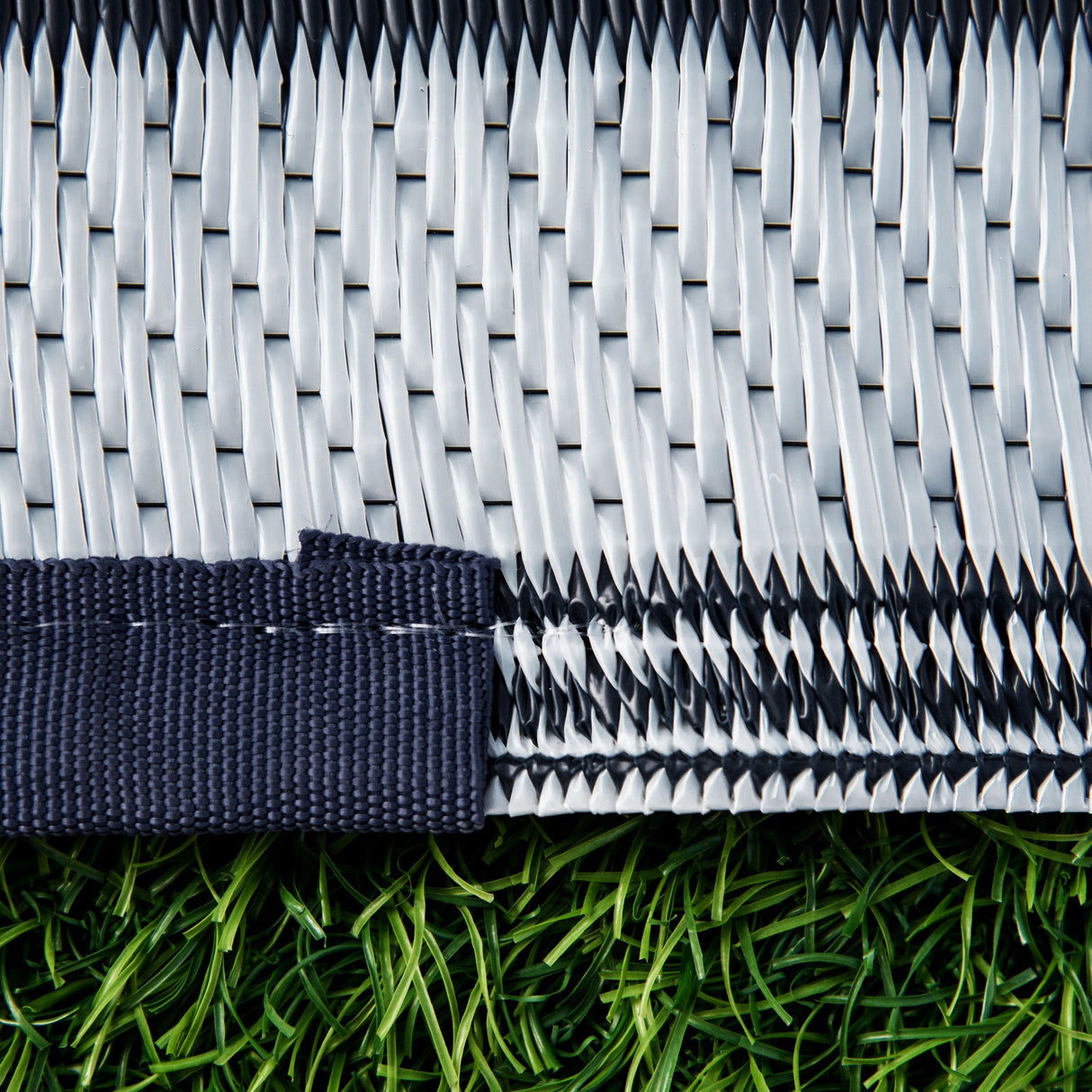 Reversible outdoor rug carpet, 9' x 18' waterproof