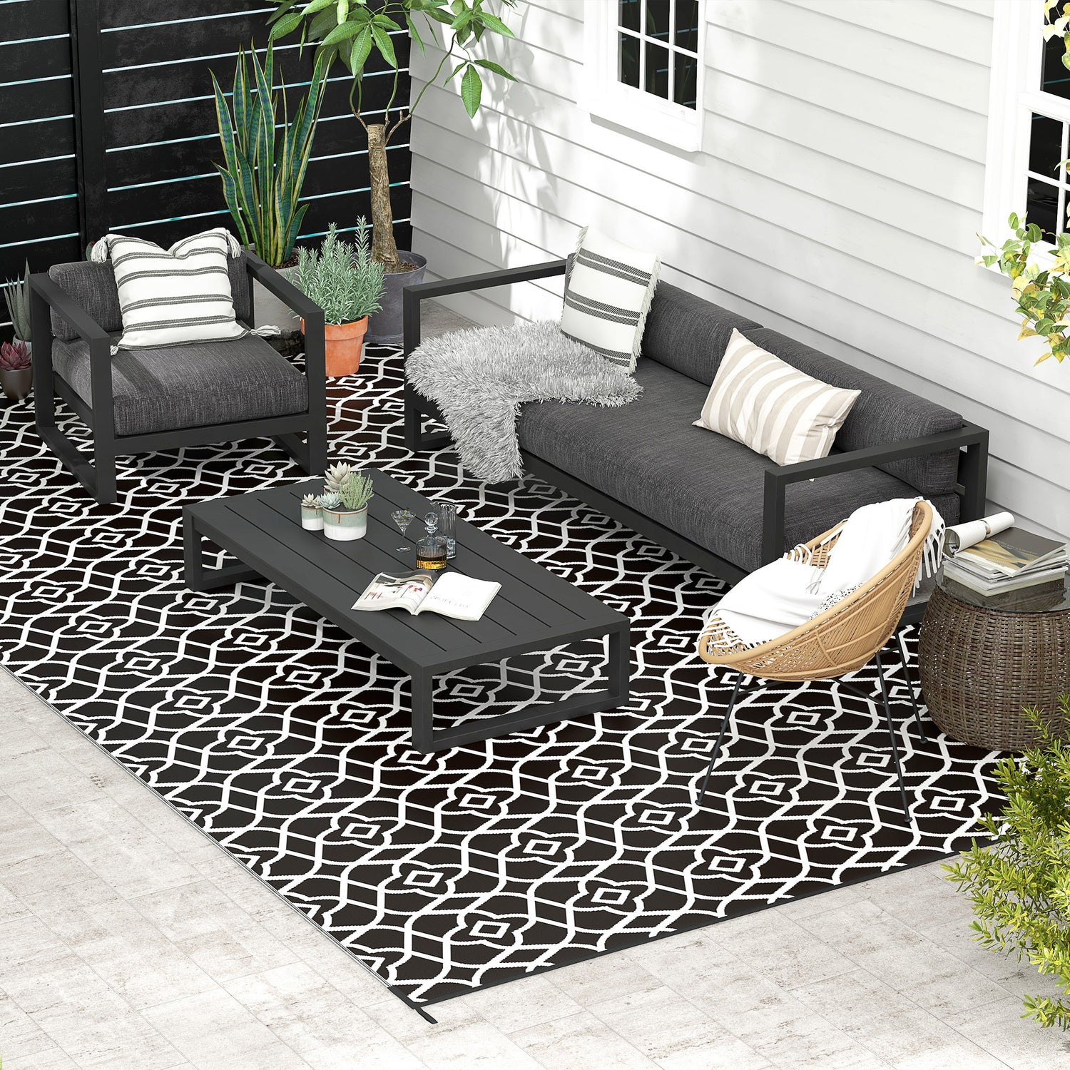 Reversible-outdoor-rug,-9'-x-18'-waterproof-plastic-straw-floor-mat,-black-&-white-clover-Outdoor-Rugs