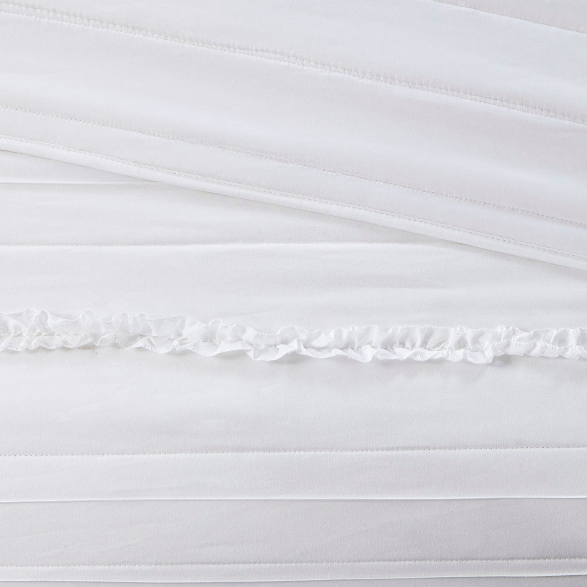 4 Piece Reversible Ruffle Quilt Set with Throw Pillow White King/Cal King