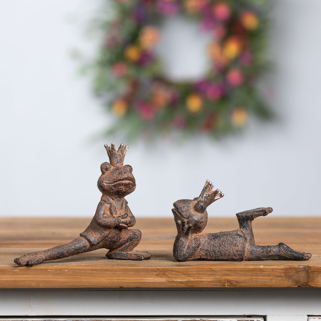 Royal lounging frog figurine (set of 6)