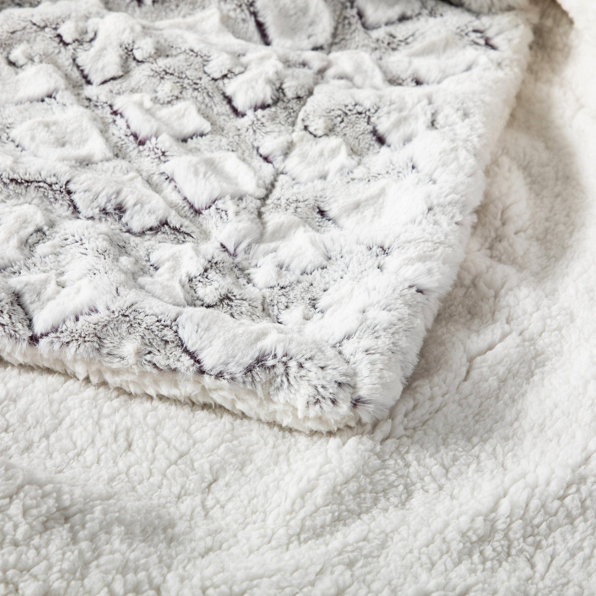 DaDa Bedding Luxury Dreamy Milky White & Purple Sherpa Backside Faux Fur Throw Blanket (M3395)