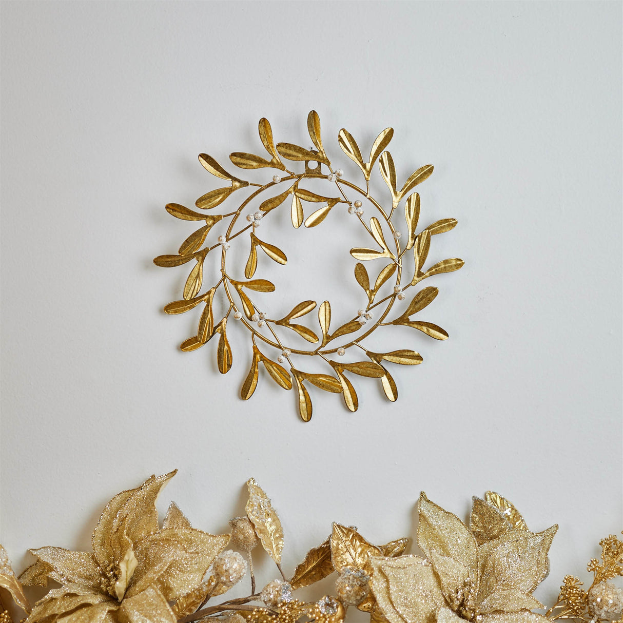 Metal Mistletoe Wreath Decor 12"D