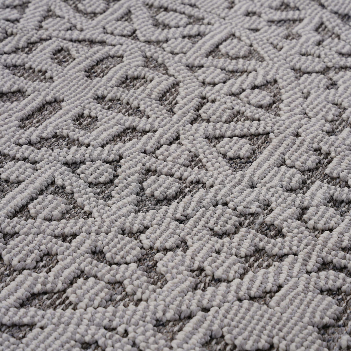 Guros - 4' X 6' Medallion Indoor / Outdoor Area Rug - Gray / White