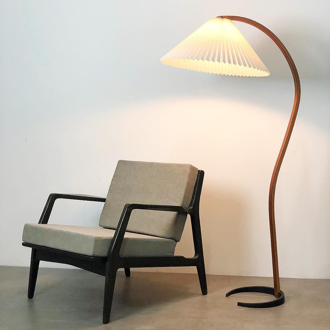 Arbora | Arc Floor Lamp with Beech Wood and Pleated Shade | Plug In Lamp for Living Room