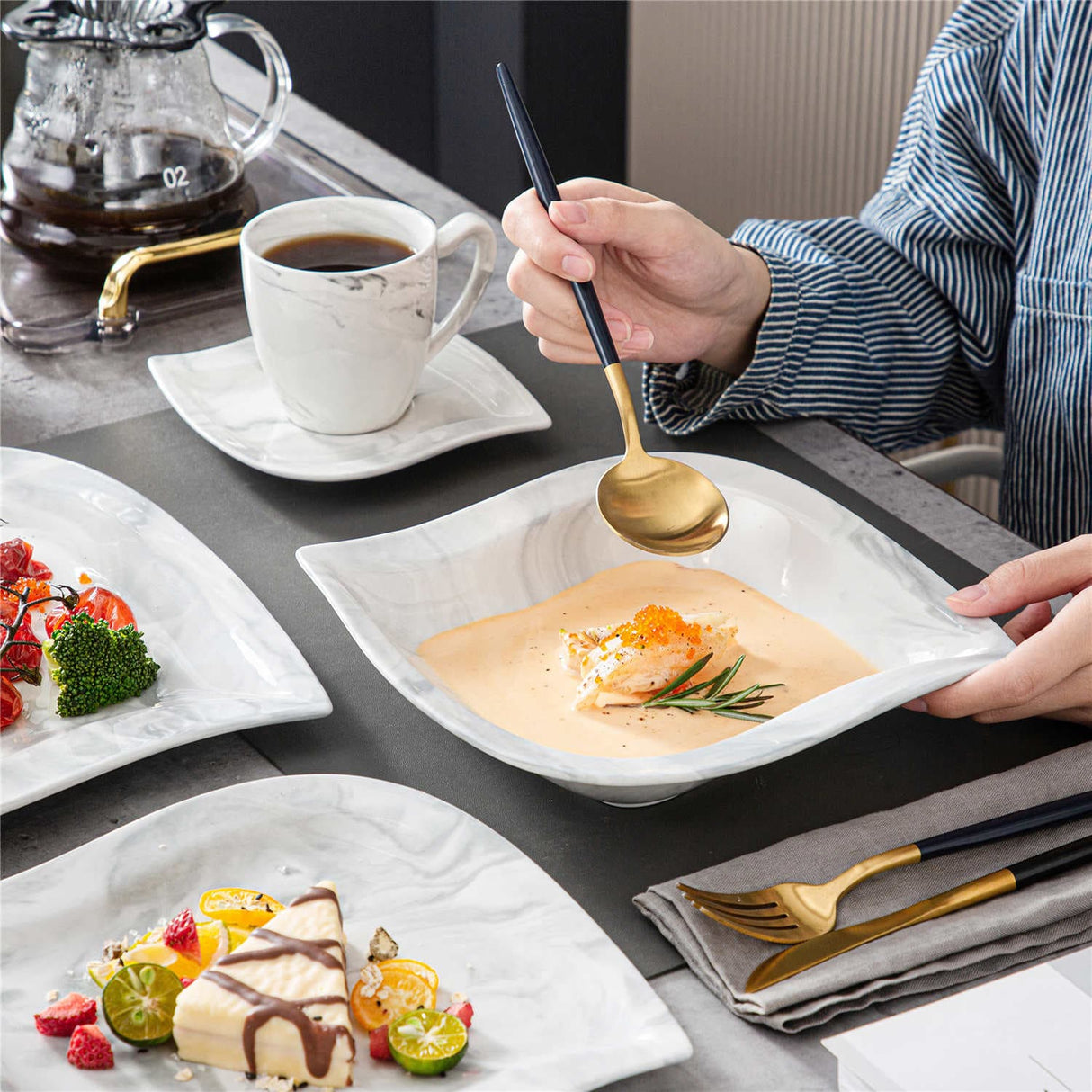 Elvira 30 Piece Dinnerware Set