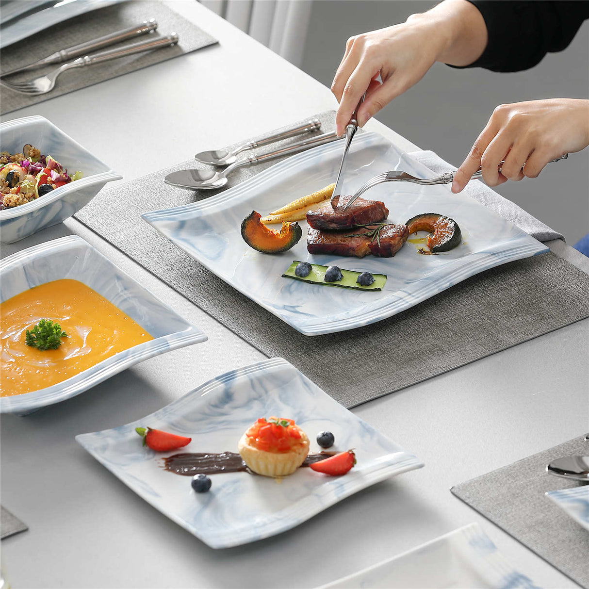 Flora 26 Piece Dinnerware Set by MALACASA