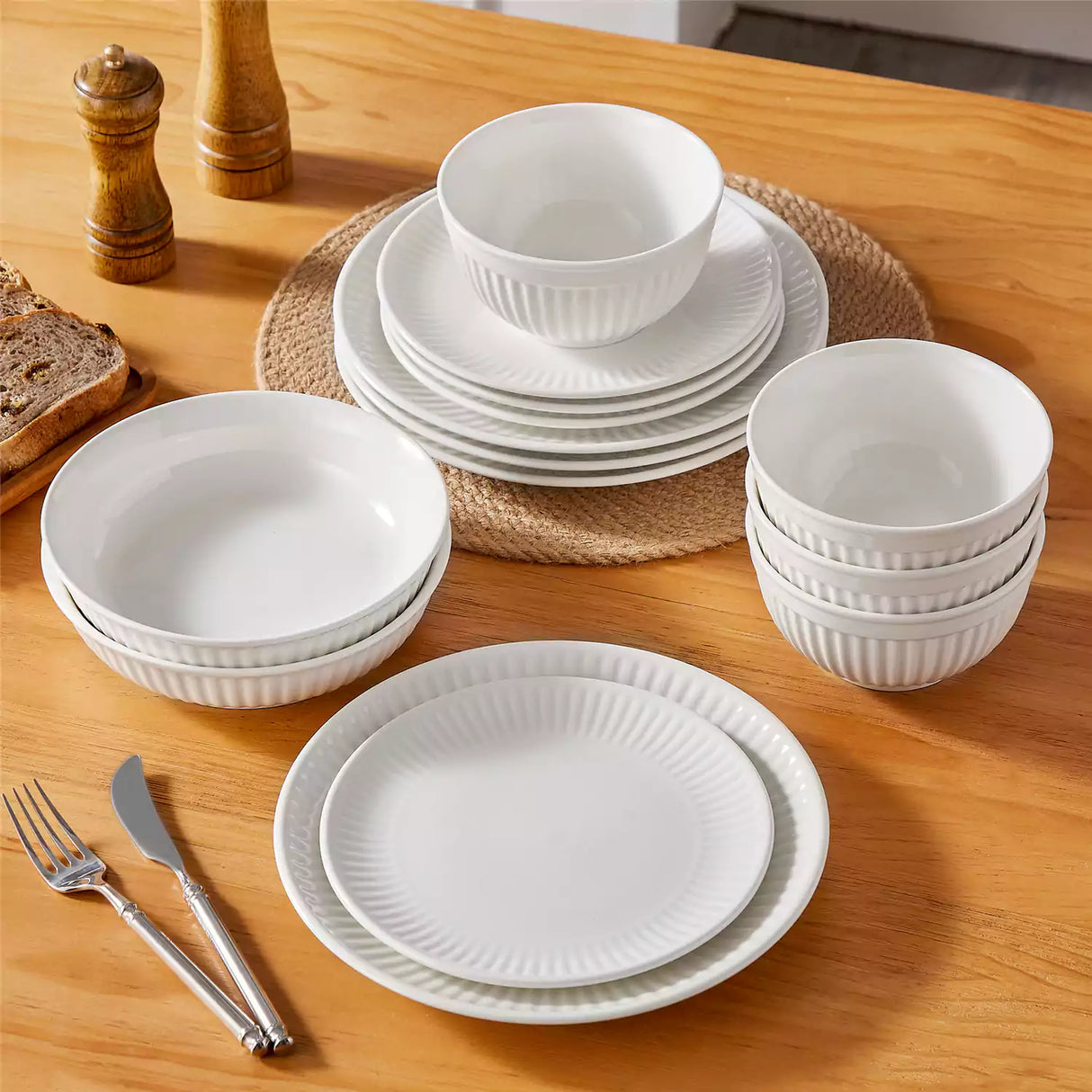 Leila 16 Piece Dinnerware Set