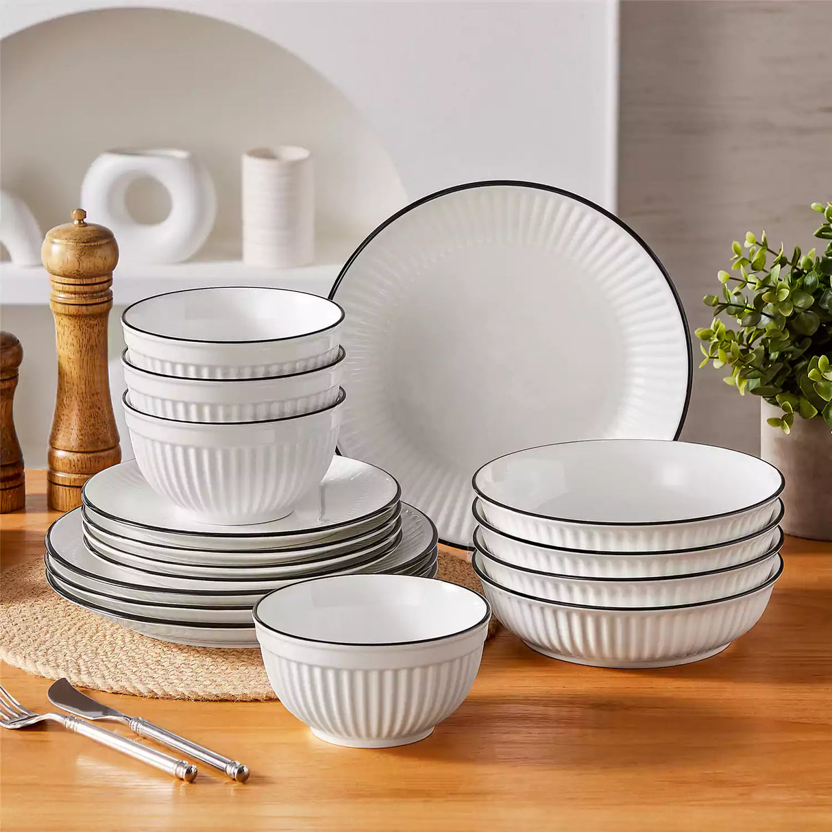 Leila 16 Piece Dinnerware Set