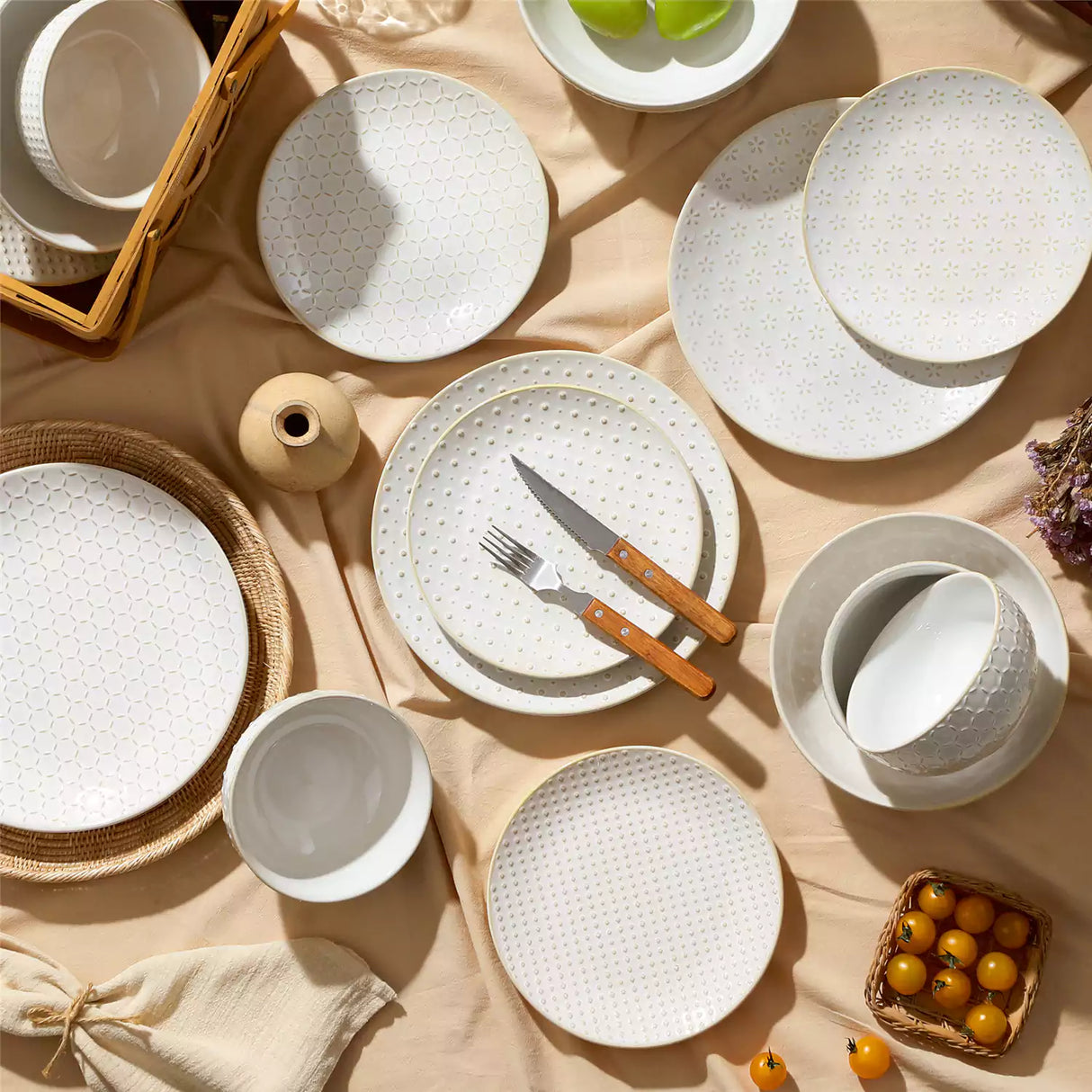 Lydia 16 Piece Antique White Dinnerware Set