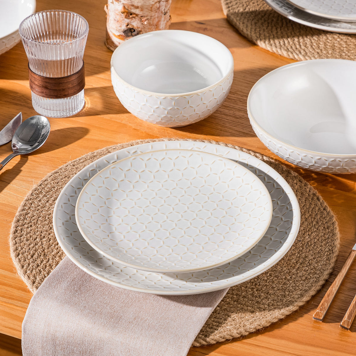 Lydia 32 Piece Antique White Dinnerware Set