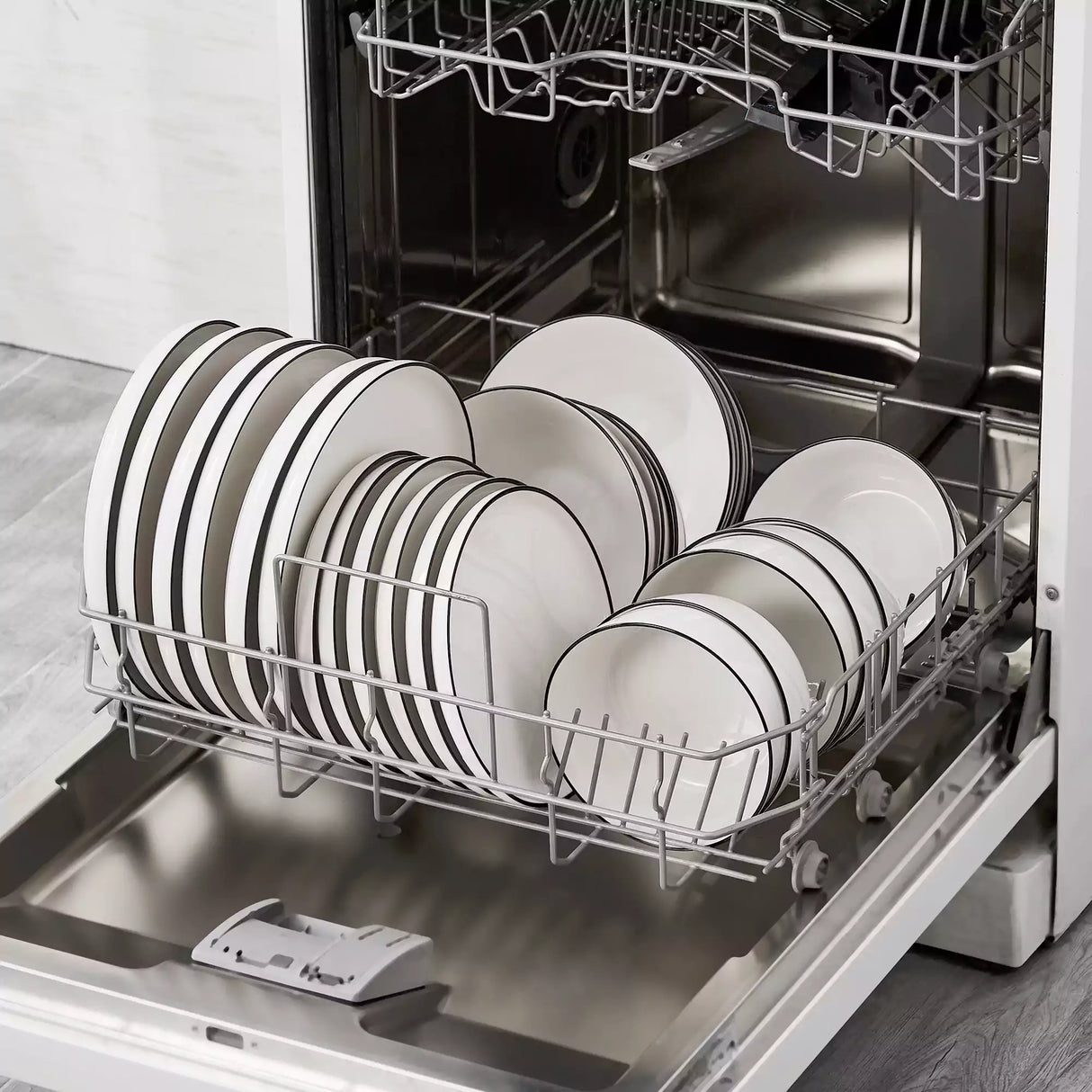 Mina 24 Piece Dinnerware Set