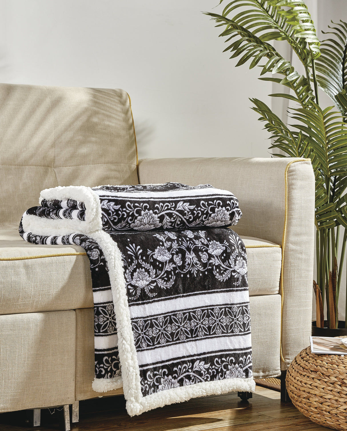 FAITH, HOPE, LOVE HOME DÉCOR Amor Eterno Be Mine Love Collection Ultra Plush Heart Throw Blanket (50" x 60") with Sherpa Backing – Odelia
