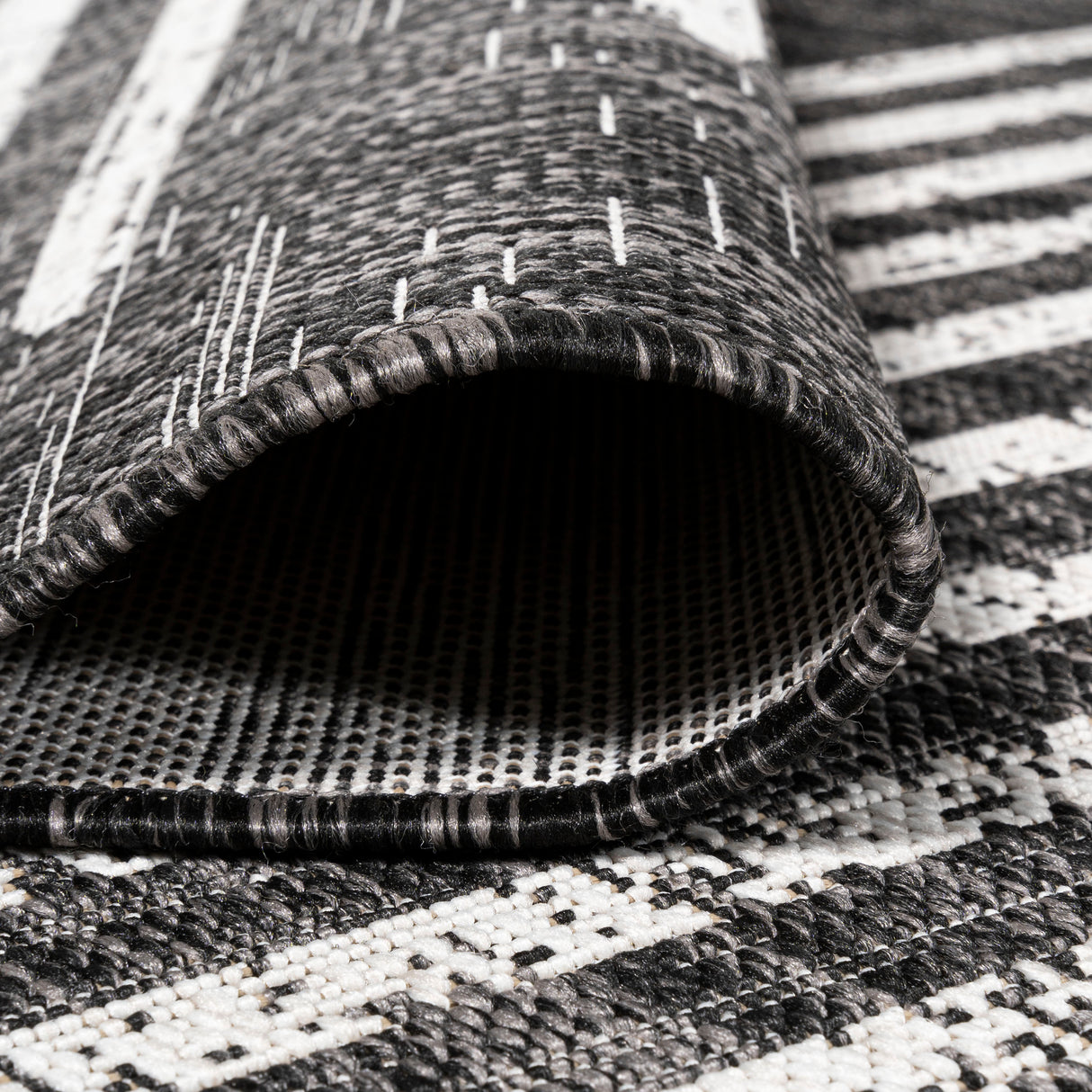 Zolak Geometric Indoor/Outdoor Area Rug