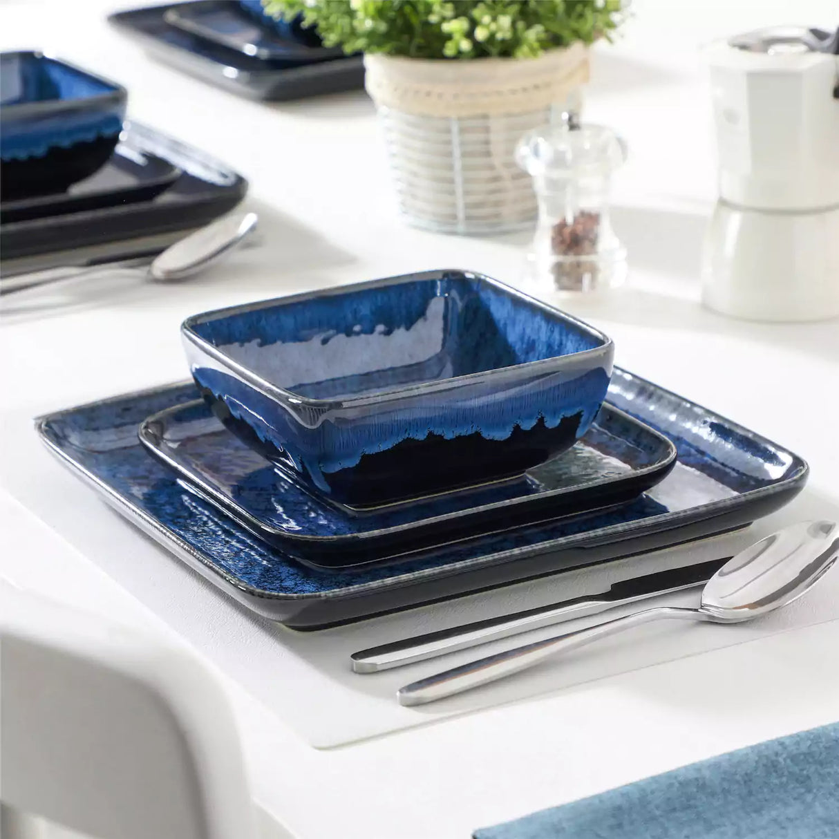 Stern 18 Piece Dinnerware Set