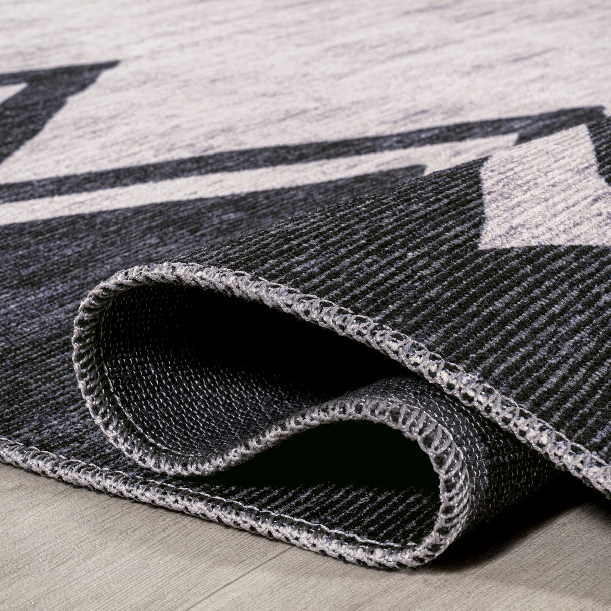 Siksak Modern Chevron Border Machine-Washable Runner Rug