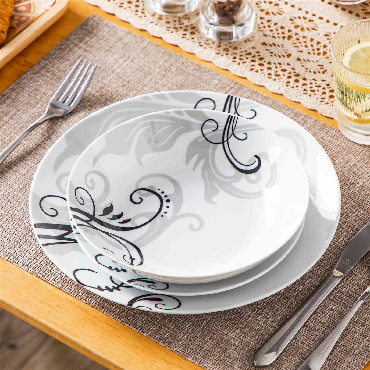Zoey Round 18 Piece Dinnerware Set