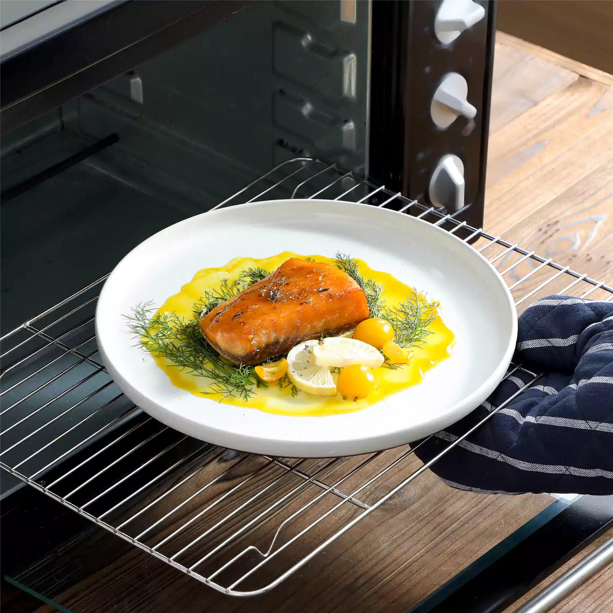 Zora 16 Piece Dinnerware Set