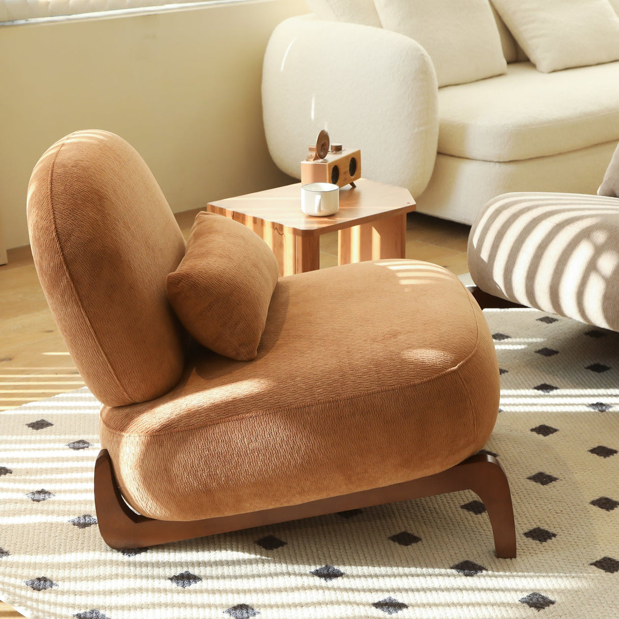 Cute Accent Chair with Solid Wood Legs