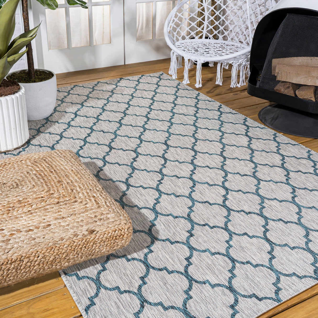 Arabesque ogee trellis indoor/outdoor area rug - Tuesday Morning - Outdoor Rugs