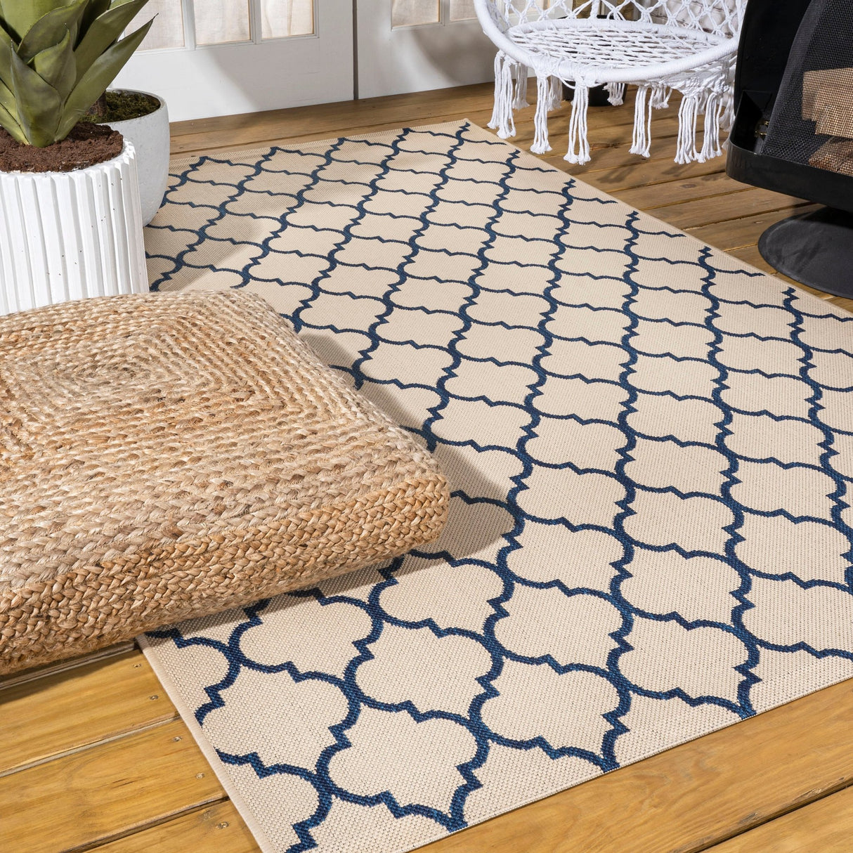 Arabesque ogee trellis indoor/outdoor area rug - Tuesday Morning - Outdoor Rugs