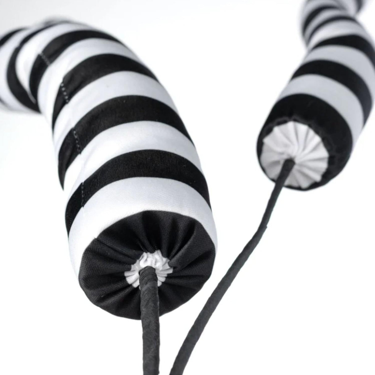 34" Stripe Horn Spray: Black & White