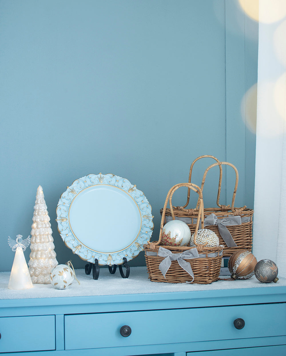 6 pack plastic charger plate, d14" white with gold