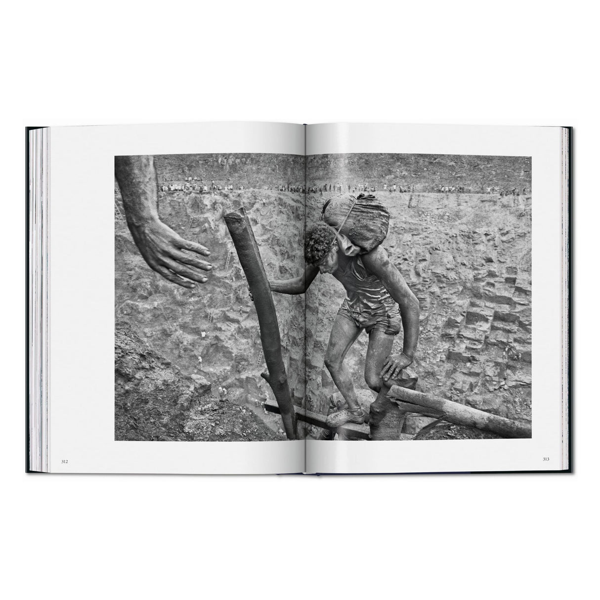 Sebastião Salgado. Workers. An Archaeology of the Industrial Age (English)