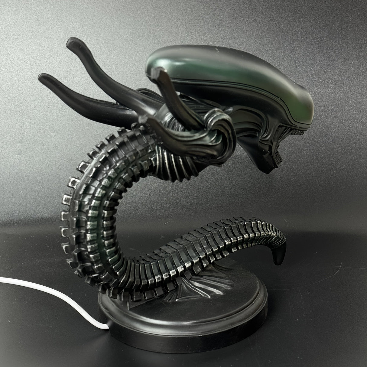 USB Alien Head Lamp – Sci-Fi Resin Desk Light for Bedroom, Office & Halloween Decor