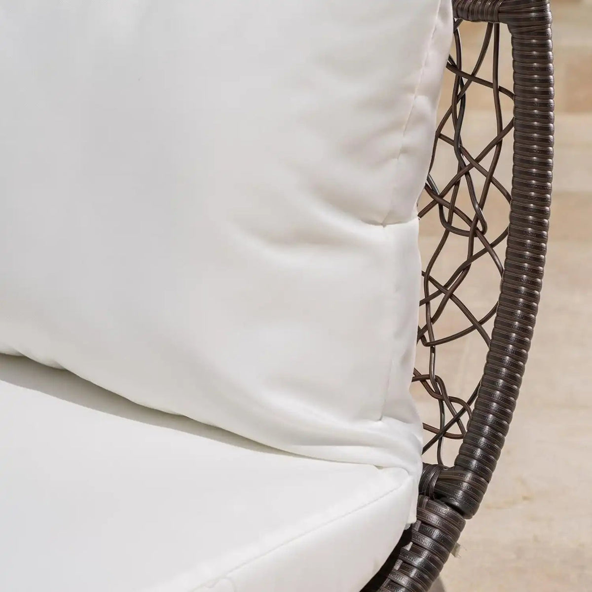 Abigal - Outdoor Wicker Daybed With Cushion