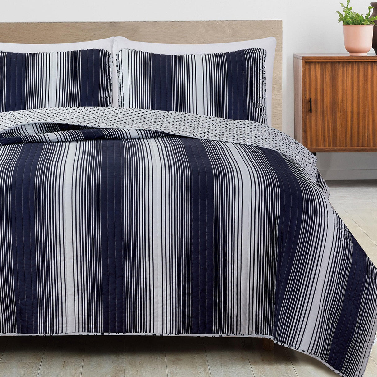 Everette-Collection-3-Piece-Ombre-Striped-Quilt-Set-Quilts