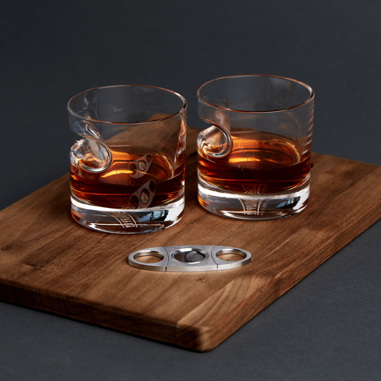 2-Pack Whiskey Glass with Built-in Cigar Rest and Cigar Cutter