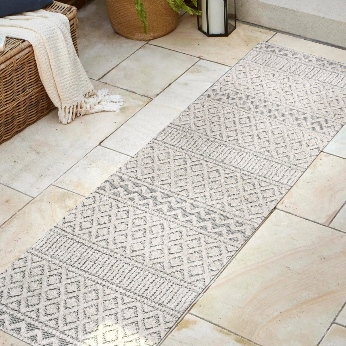 Ormond High - Low Modern Trellis Geometric Indoor/Outdoor Runner Rug - Tuesday Morning - Runner Rugs