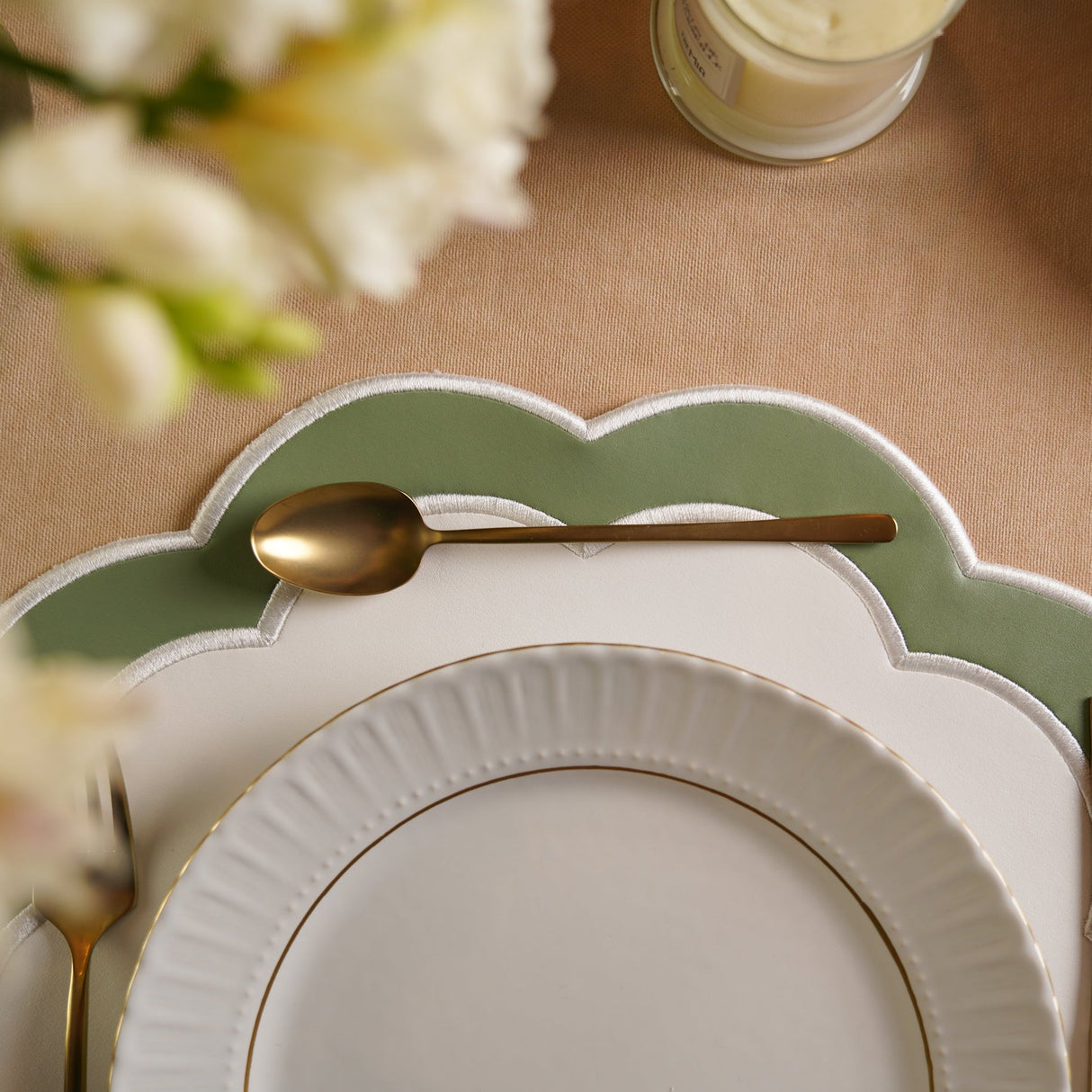 SERENITY WHITE GREEN SCALLOPED FAUX LEATHER PLACEMAT