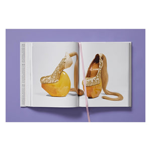 Shoes A–Z. The Collection of The Museum at FIT (German, French, English) (FFE)