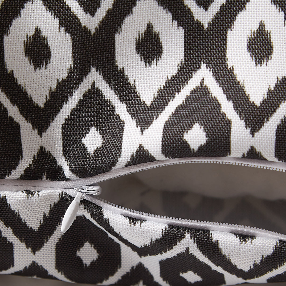 DII Outdoor Pillow Covers, 18x18", Set/2, Black Ikat