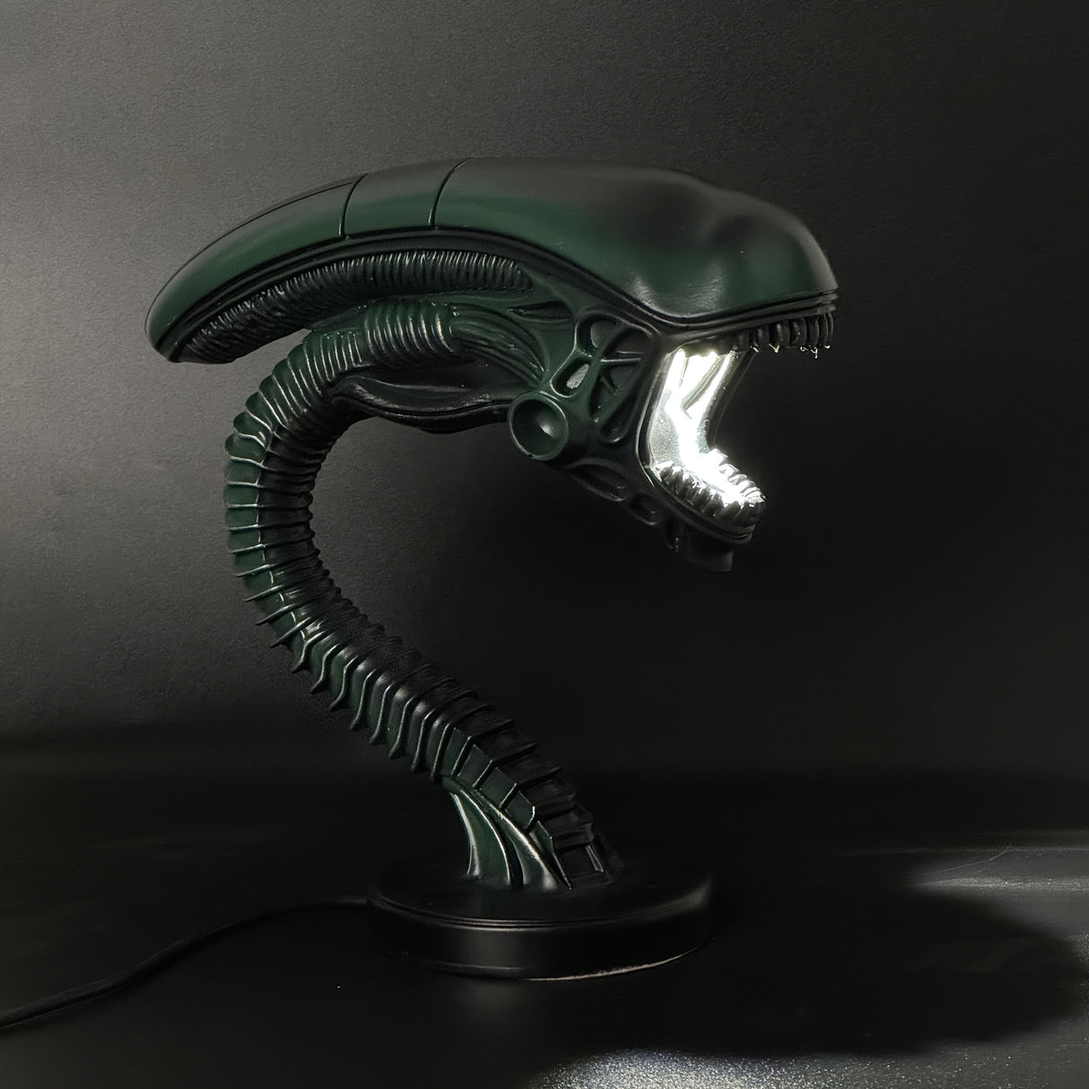 USB Alien Head Lamp – Sci-Fi Resin Desk Light for Bedroom, Office & Halloween Decor