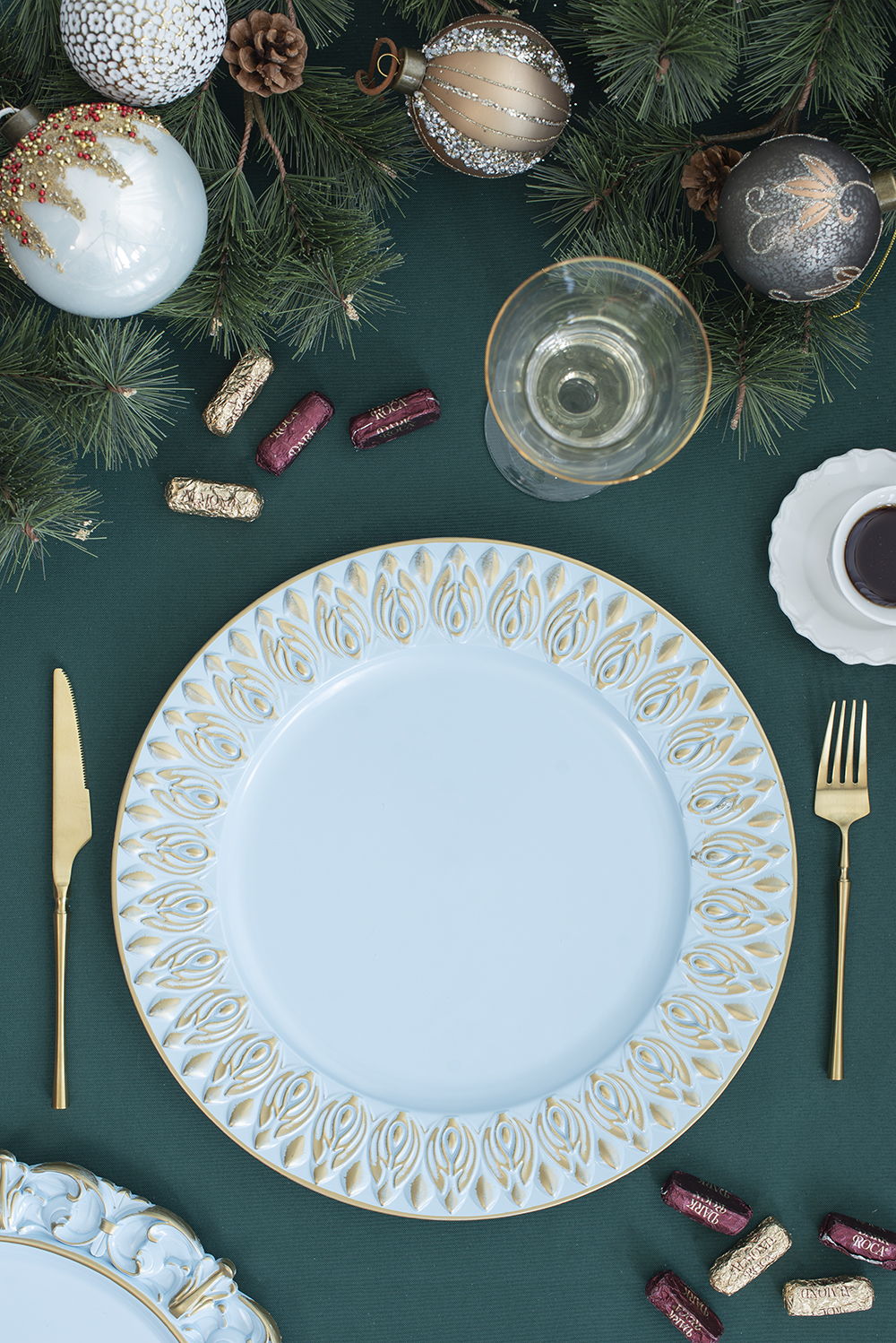 Elegant Plastic Charger Plate Set of 8 - 14" Round - Blue or Light Blue