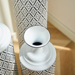 Modern Floor Vase Set – White & Black Metal Vases with Geometric Pattern – 3-Piece Home Decor Set in 24.8 in, 29.13 in & 33.85 in Heights